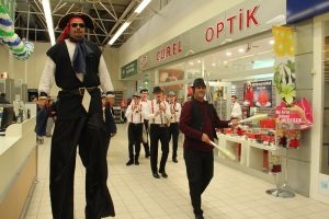 Alışveriş Merkezi Etkinlikleri Tahta Bacak Gösterisi Jonglör Temini İstanbul Organizasyon
