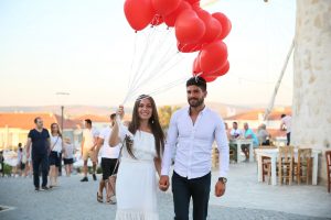 Kırmızı Kalpli Uçan Balonlar Eşliğinde Sürpriz Evlilik Teklifi Organizasyonu