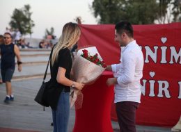 Kırmızı Gül Buketi ile Evlilik Teklifi Organizasyonu İstanbul