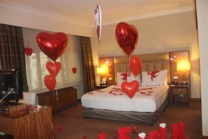 Gül Yaprakları ve Uçan Balonlarla Otel Odası Süsleme Evlilik Teklifi Organizasyonu İstanbul