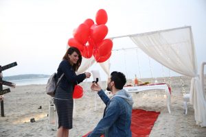 Kırmızı Kalpli Uçan Balonlar ile Kumsalda Evlilik Teklifi Organizasyonu İstanbul