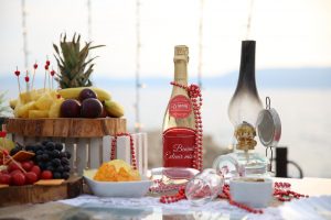 Şampanya Atıştırmalıklar ve Dekoratif Ürünlerle Evlilik Teklifi Organizasyonu Masa Süsleme Detayları