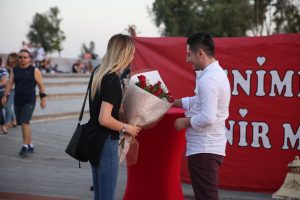 Kırmızı Gül Buketi ile Evlilik Teklifi Organizasyonu İstanbul