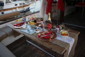 Masa Süsleme ve Teknede Evlilik Teklifi Organizasyonu İstanbul