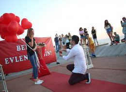 Benimle Evlenir Misin Yazılı Dev Pankartla Evlilik Teklifi Organizasyonu İstanbul