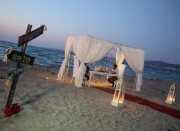 Plajda Evlilik Teklifi Organizasyonu Yönlendirme Tabelası ve Gazebo