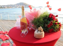 Çiçek Buketi Şampanya ve Müzik Kutusu ile Masa Süsleme İstanbul
