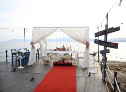 Beyaz Tüllerle Bezenmiş Gazebo ve İskelede Sürpriz Evlilik Teklifi Organizasyonu İstanbul