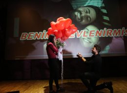 Çiçek Demeti ve Uçan Balonlar Eşliğinde Evlilik Teklifi Organizasyonu